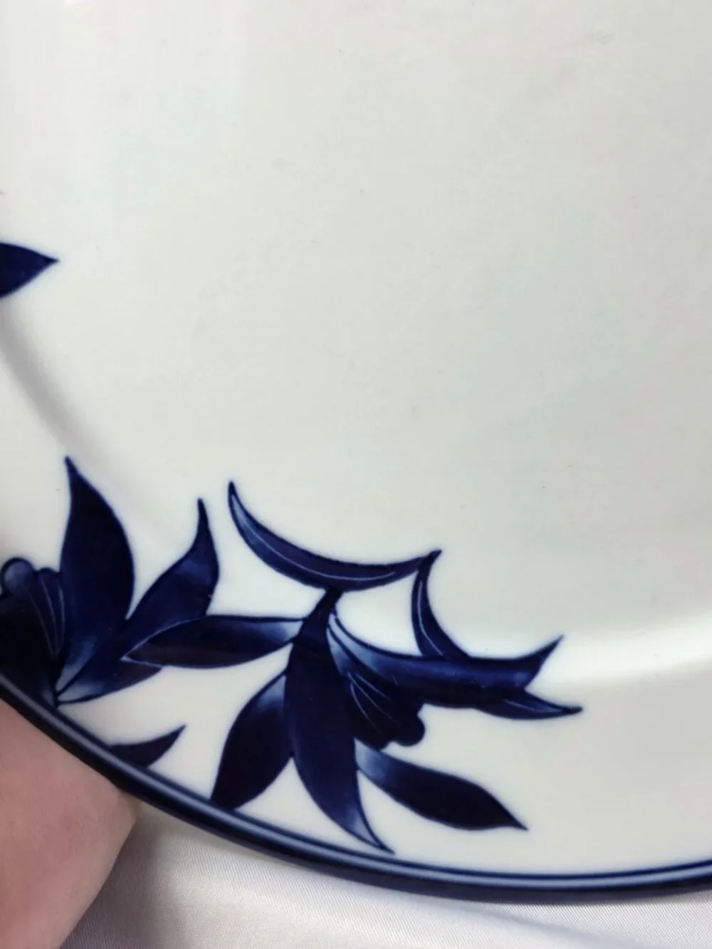 ONE Pier 1 Ming Dinner Plate White with Blue Leaves and Flowers